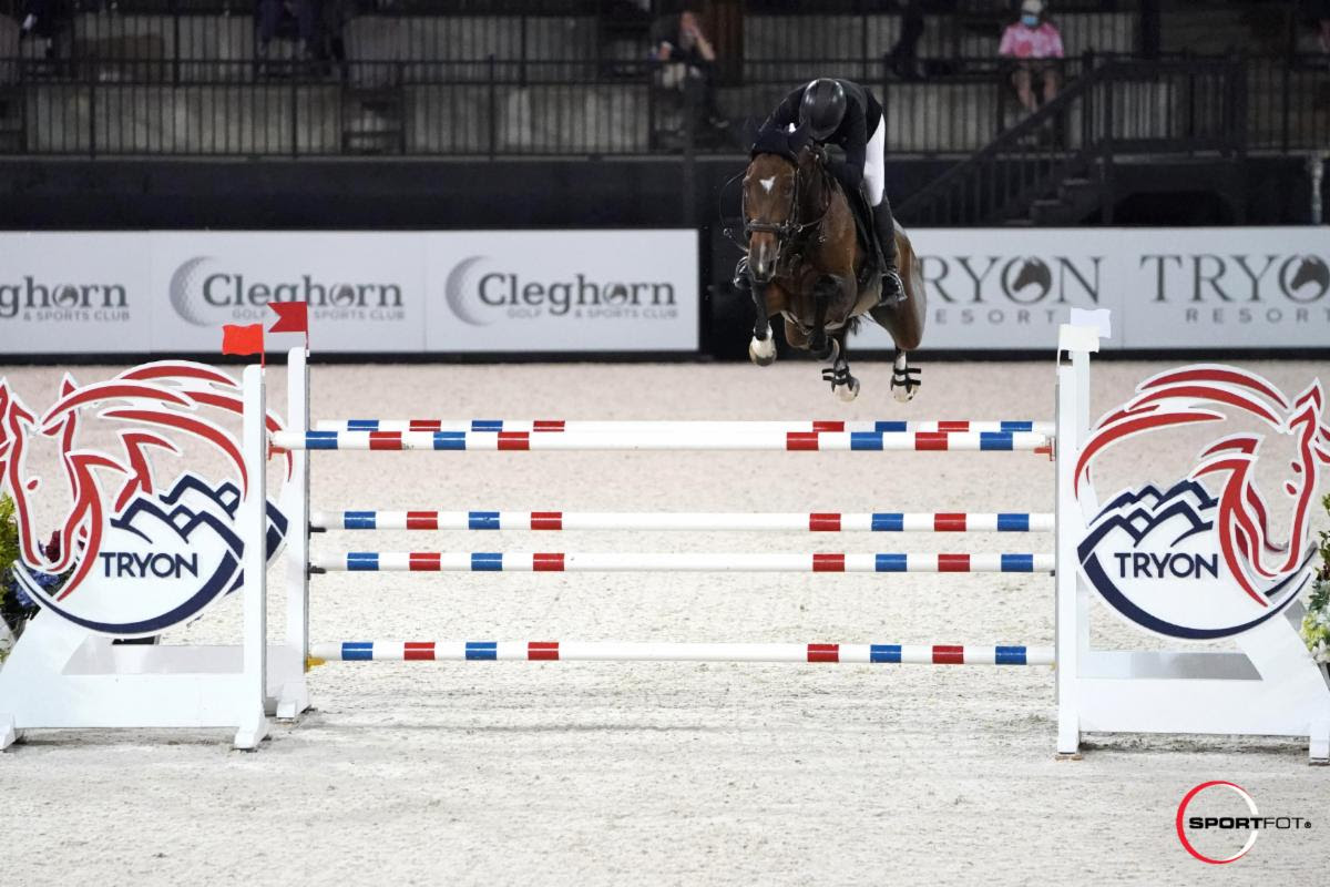 Nicole ShahinianSimpson and Akuna Mattata Shine in 137,000 Horseware