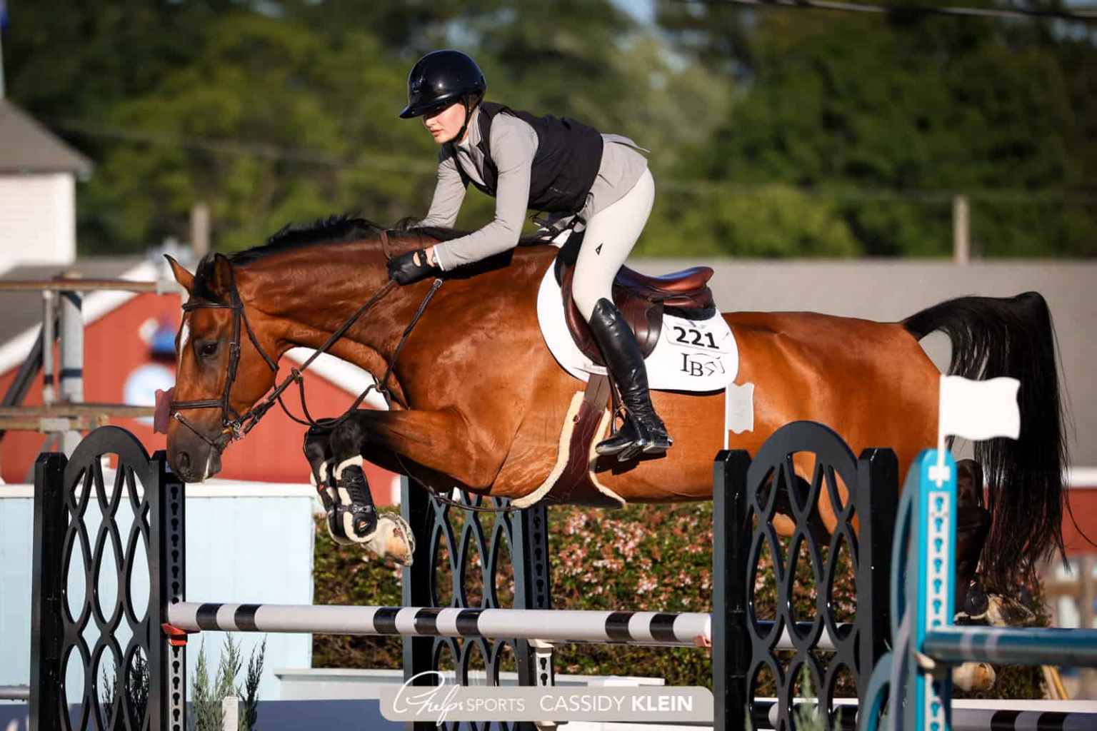 Mia Mannis and Hollyday V Take the Blue in 5,000 Stake to Kick